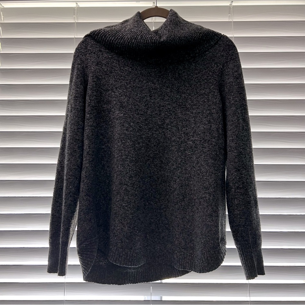 Medium Tahari Charcoal Gray Cozy Loose Turtleneck Sweater